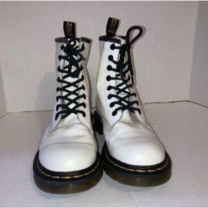 Dr. Martens 11821 Women’s White Leather 8 Eyelet Combat Boots Size 6